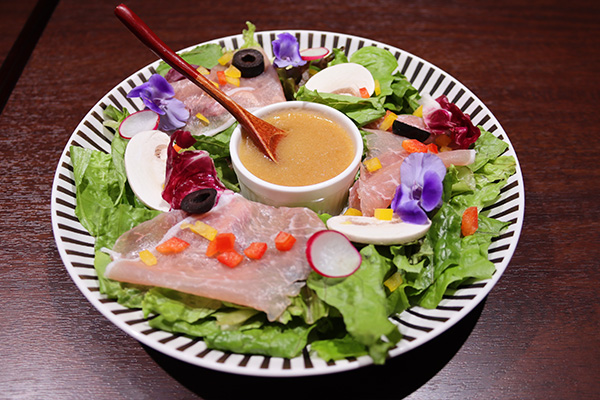 生ハムと季節のサラダ ～アップルヴィネグレット～ 
S ¥990　M ¥1,320